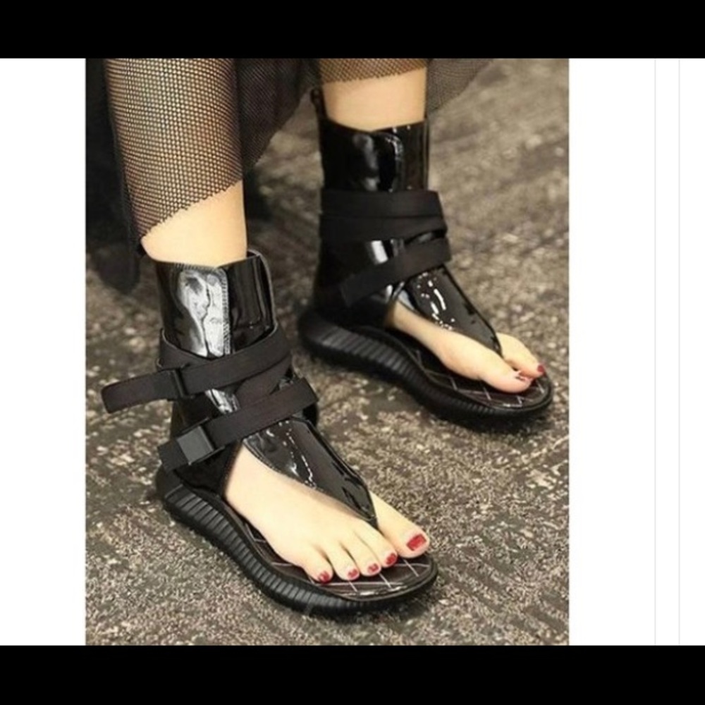 PATENT LEATHER SANDALS